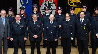 Bürgermeister Dr. Ralf Göck (v. l.) mit den Geehrten Jatina Knoop, Mathias und Laura Wiloth, Joachim Brokmeier, Carolin Mirzwa, Christopher Mack, Hans-Dieter Ley, Maurice Brixner, Janine Janke, Christoph Hemmerich, Marco Krupp, Julian Becker, Catharina Zelt und André Bruns.