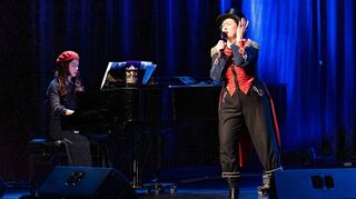 Evi Niessner führt als Zirkusdirektorin in die Lebensgeschichte der Piaf ein. Am Flügel wird sie von der ausgezeichneten Pianistin Jin Jin La Belle begleitet.