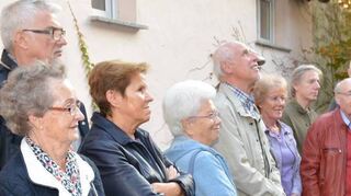 Sehr viele Interessierte tummeln sich um Klaus Triebskorn (Mitte) im frisch eröffneten Görler-Museum in der Neugasse – eine bundesweite Premiere.
