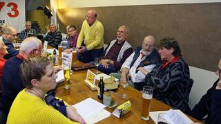 Zu Gesprächen und zur Diskussion mit Gemeinderäten und Bürgermeister Jens Geiß (vorne, 4. v. r.) trifft sich die Bürgerinitiative im Schwetzinger Lokal „Mamma Rosa“.