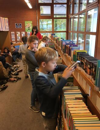 Die Bücherauswahl ist auch für Erstleser groß. Bei den Kinder- und Jugendbüchern können sich die Zweitklässer umschauen.