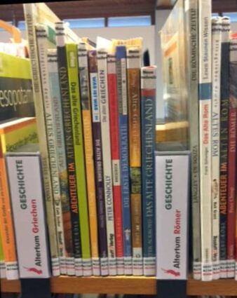 Die Fachbücher zu den Römern und Griechen sind bunt sortiert.