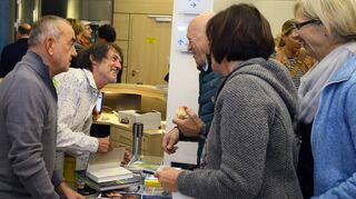 Hans Kammerlander (2. v. l.) ist mit seinem Bergsportkollegen Toni Mutschlechner (l.) nach Brühl gekommen. Gerne beantwortet er Fragen, signiert Bücher und plaudert mit Gästen. Etliche kennt er von gemeinsamen Wanderungen und früheren Vorträgen.