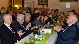 Drei der fünf Ehrenbürger an einem Tisch: Roland Seidel (l.), Siegwald Kehder (2. v. l.) und Helmut Baust (r.). Daneben sitzen Familie und Freunde des Jubilars.
