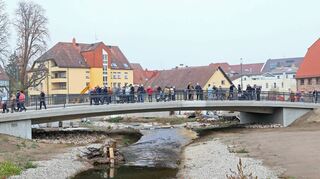 Noch sind nur Fußgänger auf der neuen Kfz-Brücke über den Kraichbach. Ein paar Minuten später rollten die ersten Autos über das Bauwerk.