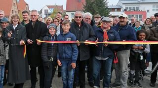 Geben die Brücke frei: Abteilungspräsidentin Susanne Diebold und OB Dieter Gummer (Mitte). Da freuen sich auch die Vertreter von Stadt und Regierungspräsidium sowie Hockenheimer Bürger und Jugendliche vom nahen Schulzentrum.