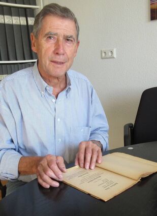 Willi Keller blättert in einem weiteren historischen Dokument in seiner Sammlung: eine Festschrift der Liedertafel zu deren 40-jährigem Bestehen.