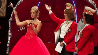 Die neue Hoheit grüßt das närrische Volk: Prinzessin Pauline I. vom funkelnden Schwan mit HCG-Präsidentin Gabi Biefel (v. r.) und Vorsitzender Sabine Kern bei der Inthronisierung in der Stadthalle.