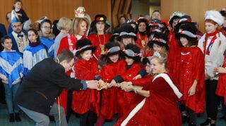 Der Einsatz von Thomas Jakob-Lichtenberg ist erfolglos: HCG-Prinzessin Pauline I. entreißt dem Bürgermeister mithilfe von Tanzmariechen den Stadtschlüssel.