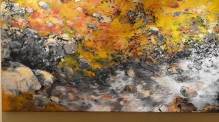 Der Gemälde „Wechselspiel 4“ von Blunck ist ein farbenfrohes Bild in MIschtechnik, das an Landschaften im Herbst erinnert.