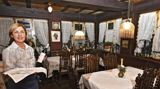 Monika Poth in der Gaststube des „Blauen Aff“. Das Weinlokal und Restaurant zieht mit nostalgischem Charme Gäste aus der gesamten Region an.