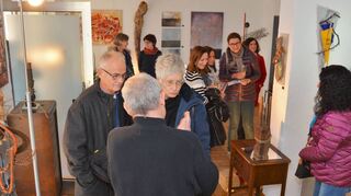 Die zweite Ausstellung im Werkstatt-Atelier ist bei der Eröffnung bereits sehr gut besucht. Viele Interessierte bestaunen die Werke von Gisela Baumann, Ina Sudano, und Gisela Schröter.