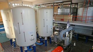 Blick ins Reilinger Verbandswasserwerk: Rechts oben sind die neuen Filterkessel zu sehen, rechts unten das alte Notstromaggregat mit einem 16-Zylinder-Schiffsmotor. Es wird einem neuen Gerät – dann außerhalb des Gebäudes – Platz machen.