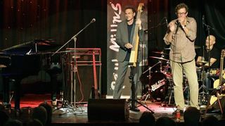 Eingespieltes Team: Paul Millns (v. l.), Bassist Ingo Rau, Butch Coulter an Mundharmonika und Gitarre sowie Schlagzeuger Vladi Kempf arbeiten seit vielen Jahren sowohl im Studio als auch auf der Bühne (hier im Pumpwerk 2012) zusammen.