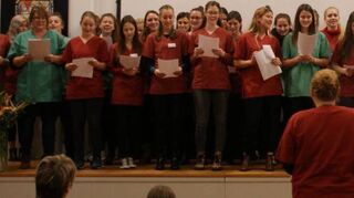 Der Chor der Auszubildenden der Diakonissen Hebammenschule singt bei der Jubiläumsfeier.