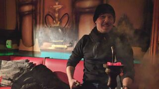 Uraz Li Görede kümmert sich in der Shisha-Lounge „Wohnzimmer“ um die Tabakmischungen. In seiner Freizeit raucht er selbst gerne Wasserpfeife. Der maßvolle Umgang dabei ist ihm aber sehr wichtig.