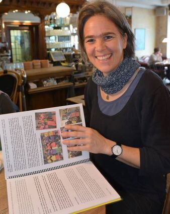 Katrin Bugert zeigt das Portfolio über das zurückliegende Projekt.