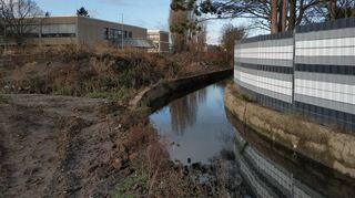 Noch ist er ein starrer Kanal, doch mit seiner Route deckt sich dieser Abschnitt des Gewässers bereits mit dem renaturierten Bach. Sein Parallelarm soll verschwinden.