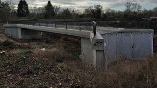 Wirkt wie abgestellt, ist dort aber bereits richtig: Diese Wirtschaftsbrücke soll über den Kraichbach führen, sobald er in seinem neuen Bett fließt.