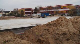 Still ruht der Bau: Der Mensaneubau der Neurott-Gemeinschaftsschule verzögert sich, weil das Unternehmen Holzbau-Kastor aus Oberwesel, das für die Holzbaukonstruktion beauftragt wurde, auf sich warten lässt.