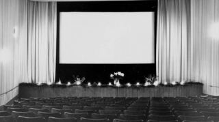 Hübsch mit Blumen vor der Leinwand versprüht der Saal des Central Kinos in den 1950er Jahren auch sonst ganz viel Charme.