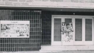 Das Central Kino bei seiner Eröffnung 1958. Die Fassade des Gebäudes war erst in Teilen fertiggestellt.