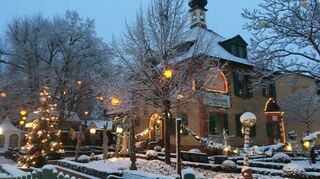 Dass Schnee die Atmosphäre bei der Villa Meixner am Wochenende noch zusätzlich verzaubert, ist wohl nicht zu erwarten. Doch auch, wenn das Wetter nicht so mitspielt, sorgen zusätzliche Zelte für trockene Plätze zum Genießen.