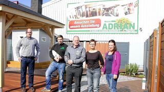 <p>Das Kompetenz-Team bei Holz-Adrian (von li.): Geschäfts-führer Michael Sommer, Mike Horder, Geschäftsführer Georg Samer, Elke Klemm und Katharina Trumbler</p>