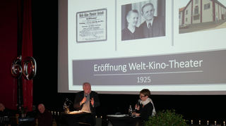 Das SWR4-Duo Doris Steinbeißer (auch im Vorstand des Central) und Eberhard Reuß erzählen die Ketscher Kino-Geschichte im "Kurpälzisch fer Neigeplackte"-Format.