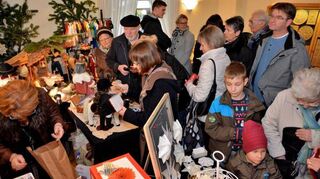 Beim weihnachtlichen Markt in der Villa wird es eng in der guten Stube, es gibt aber auch wirklich jede Menge schöner Sachen zu entdecken.