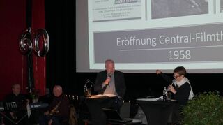 Das SWR4-Duo Doris Steinbeißer und Eberhard Reuß erzählen die Ketscher Kino-Geschichte im „Kurpälzisch fer Neigeplackte“-Format.
