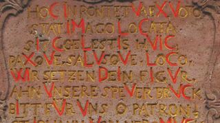 Verschlüsseltes Chronogramm: Die rot markierten Buchstaben ergeben addiert die Jahreszahl der Errichtung der Statue – 1755.