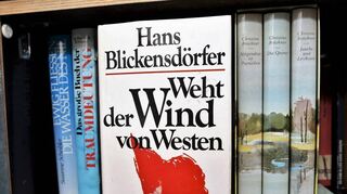 Zu haben im öffentlichen Bücherregal: Hans Blickensdörfers „Weht der Wind von Westen“.