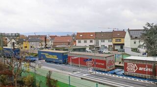 Zurzeit rattern 175 Güterzüge pro Tag durch Oftersheim. Nach Aussage des Eisenbahn-Bundesamtes wird sich die Anzahl bis zum Jahr 2030 ungefähr verdoppeln – mit erheblichen Konsequenzen für die Einwohner.