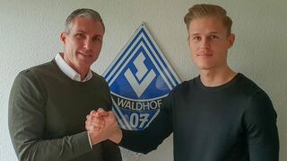 Handschlag bei der Wiederkehr: SVW-Sportchef Jochen Kientz (l.) begrüßt Marcel Seegert auf der Geschäftsstelle.