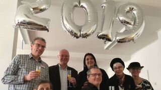 Mit einem Sektempfang wurde das neue Jahr begrüßt: Residenzleiter Stefan Balzer (v. l.), Heimbeiratsmitglied Ursula Schür, MdL Manfred Kern, Behindertenbeauftragter Rudi Bamberger, Pflegedienstleitung Tanja Stiller, Marita Tolkendorf und Brigitte Meyer vom Sozialkulturellen Dienst.