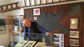 Inmitten der hölzernen Relikte des Luftschiffbaus in Brühl platziert Winfried Höhn im Heimatmuseum philatelistische Schätze zu den „fliegenden Zigarren“.