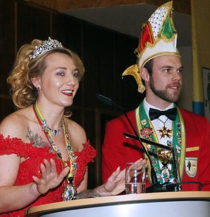 Valentina I. und Thomas Katzenmeier von der KG Narhalla bringen Orden mit.