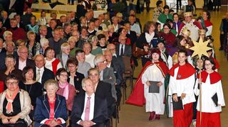 Die Sternsinger und Pfadfinder vom Stamm Don Bosco marschieren beim Neujahrsempfang in der Rheinhalle ein. JedesJahr sorgen sie für den Segen an den Haustüren ihrer Mitmenschen und tragen das Friedenlicht durch die Gemeinde.