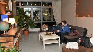 Die Chillout-Lounge in Brauntönen mit kupferfarbenen Akzenten: Saskia Alscher, Virginia Lademann und Nico Schäfer nutzen den Raum, der mit Schiebetüren abtrennbar ist zum Lernen und Entspannen.