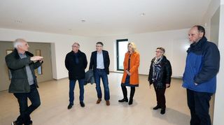 Beeindruckt vom neuen Foyer: Architekt Jürgen Roth (v. l.), Friedbert Blaschke, Bürgermeister Uwe Grempels, Rektorin Anja Ott, Christa Rettig und Hubertus Zahn bei der Begehung der neuen Mehrzweckhalle.