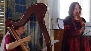 Sigird Loos (l.) und Dr. Anja Pohsner begleiten ihren Vortrag musikalisch.