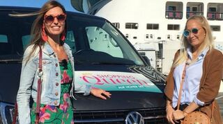 Sandra Reljic mit ihrer Shoppingbegleitung Janine Kunze vor dem Shopping-Mobil. Der Kleinbus ist sonst Pink.