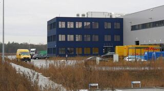 Das zentrale Logistiklager der „21sportsgroup“ – hier der Blick von den Feldern auf den vorderen Teil samt blauem Bürobereich – wird ab März bis auf Weiteres kaum noch von dem Unternehmen selbst genutzt werden.