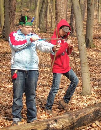 <p>Zum Palavern treffen sich die "Waldindianer" im großen Kreis. Luca und Paolo üben sich in der Kunst des Bogenschießens, Monique Opel bastelt mit Luca Traumfänger und Fabian macht es sich mit Max im Unterholz gemütlich (untere Reihe, von links).</p>
