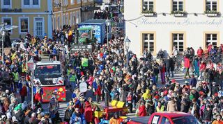 Im Vorjahr nahm der Fasnachtszug erstmals den neuen Weg. Dort biegt die Narrenparade auf den Schlossplatz ein. Auch 2019 wird diese Strecke beibehalten. So viel Sonnenschein wie auf dem Bild steht auf dem Wunschzettel der Organisatoren.