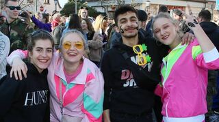 Nicht nur die Zugteilnehmer haben beste Laune, auch die Feierwütigen an der Strecke genießen die Fasnacht.