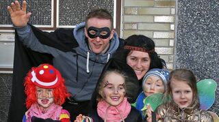 Viele Kinder säumen die Straßen und versuchen, möglichst viele Gutsel einzusammeln.