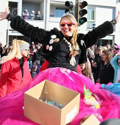 Prinzessin Valentina I. aus Ketsch wirft Süßigkeiten in die Menge, die gerne mit „Plahoi“-Rufen antwortet.