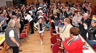 Vor ausverkauftem Haus präsentiert der ECC seine Motto-Sitzungsshow – die Garden laufen unter Applaus ein.